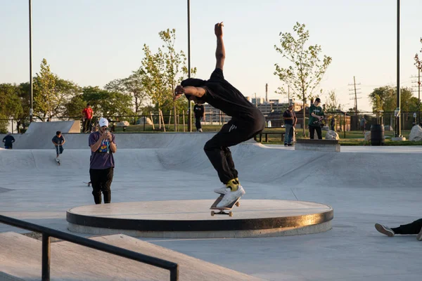 Detroit Michigan Eua 2019 Patinadores Praticam Truques Pôr Sol Parque — Fotografia de Stock