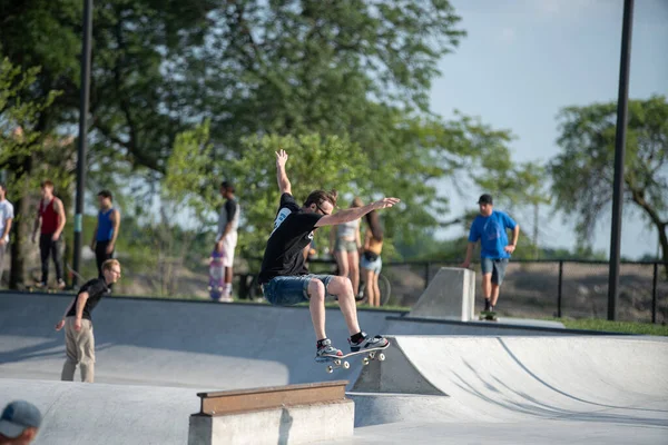 デトロイト ミシガン州 アメリカ 2019 デトロイトで晴れた日にスケートボードでトリックを練習 — ストック写真