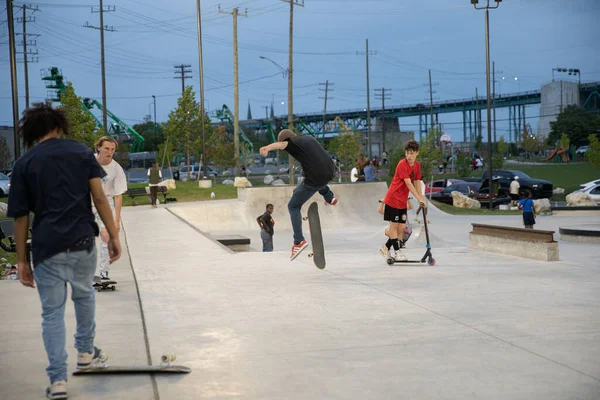 Detroit Michigan Estados Unidos 2019 Los Patinadores Practican Trucos Atardecer — Foto de Stock