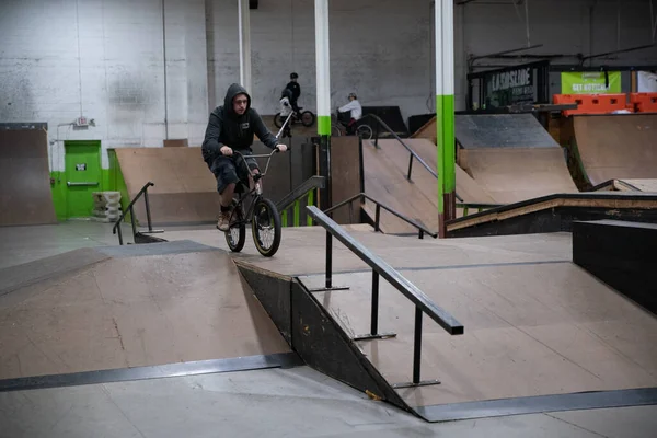 Royal Oak Michigan Usa Junge Teenager Biker Und Skater Üben — Stockfoto