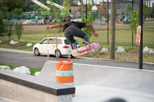 Detroit Michigan Usa 2019 Skaters Gyakorló Trükkök Napsütéses Nap Detroit — Stock Fotó