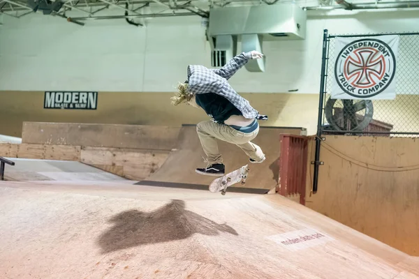 Royal Oak Michigan Usa Korcsolyázók Gyakorolják Trükkjeiket Modern Skate Parkban — Stock Fotó