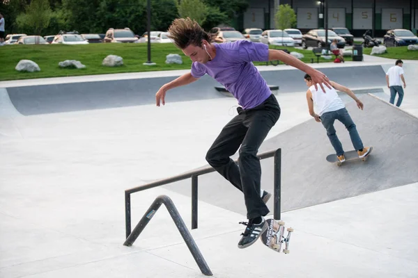 Detroit Michigan Usa 2019 Skaters Gyakorló Trükkök Napsütéses Nap Detroit — Stock Fotó