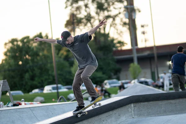 Detroit Michigan Usa 2019 Skater Üben Ihre Tricks Bei Sonnenuntergang — Stockfoto