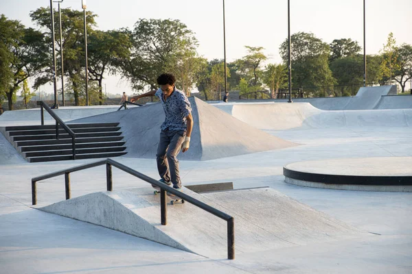 Detroit Michigan Estados Unidos 2019 Los Patinadores Practican Trucos Atardecer — Foto de Stock