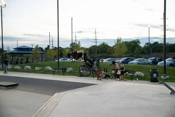 Detroit Michigan Usa 2019 Skaters Bikers Practice Tricks Dusk Detroit — Stock Photo, Image