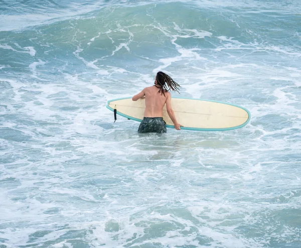 穿着比基尼 海滩上有冲浪板的年轻女子 — 图库照片