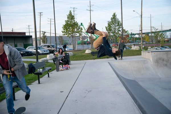 Detroit Michigan Eua 2019 Patinadores Motociclistas Praticam Truques Entardecer Detroit — Fotografia de Stock