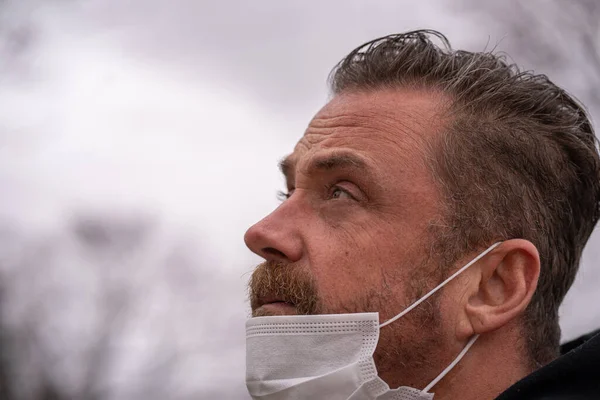 Homem Caucasiano Usando Máscara Durante Coronavírus Covídeo — Fotografia de Stock