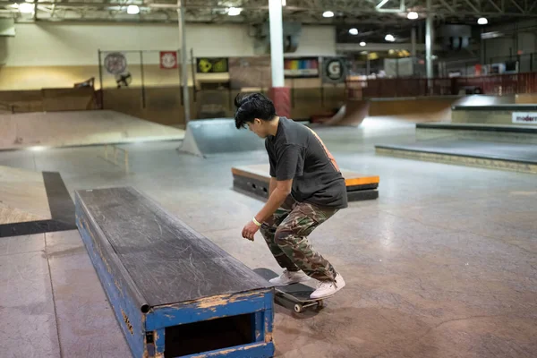 Royal Oak Michigan Usa Korcsolyázók Gyakorolják Trükkjeiket Modern Skate Parkban — Stock Fotó