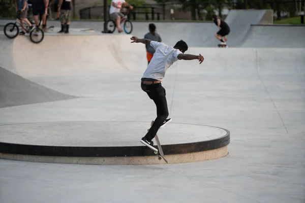 Detroit Michigan Usa 2019 Skaters Oefenen Hun Trucs Zonnige Dag — Stockfoto