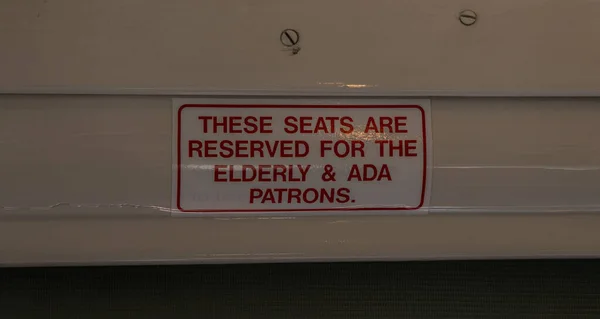 Sinal Diz Que Estes Assentos São Reservados Para Idosos Ada — Fotografia de Stock