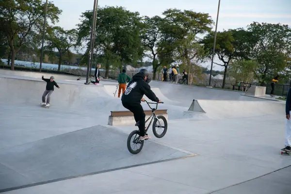 Detroit Michigan Estados Unidos 2019 Patinadores Ciclistas Practican Trucos Atardecer — Foto de Stock