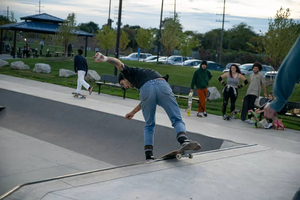 Detroit Michigan Usa 2019 Skaters Bikers Practice Tricks Dusk Detroit — Stock Photo, Image