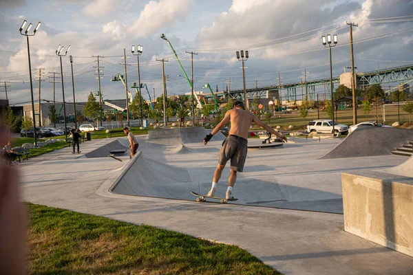 Detroit Michigan Eua 2019 Skaters Pratica Truques Skates Centro Detroit — Fotografia de Stock