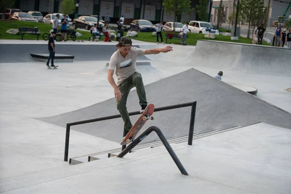 Detroit Michigan Usa 2019 Skaters Practicing Tricks Sunny Day Detroit — Stock Photo, Image