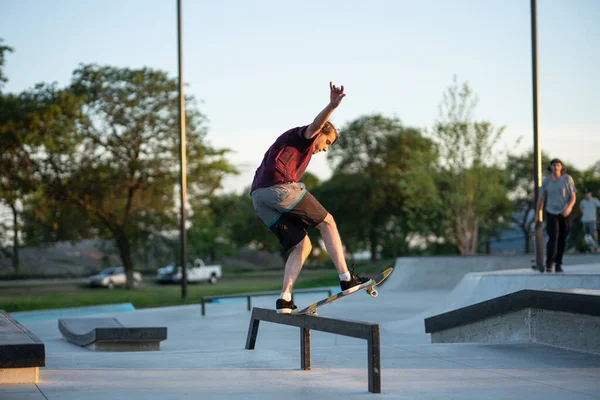 Detroit Michigan Usa 2019 Skaters Practicing Tricks Sunset Skate Park — Stock Photo, Image