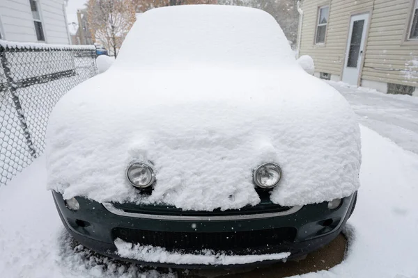 Samochód Jest Pochowany Pod Ciężkim Opadem Śniegu — Zdjęcie stockowe