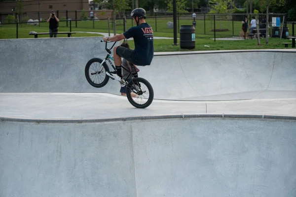 Detroit Michigan Usa 2019 Jeźdźcy Bmx Ćwiczą Sztuczki Zmierzchu Detroit — Zdjęcie stockowe