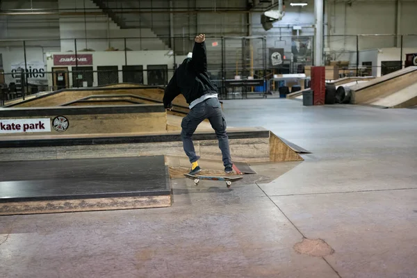 Royal Oak Michigan Usa Korcsolyázók Gyakorolják Trükkjeiket Modern Skate Parkban — Stock Fotó