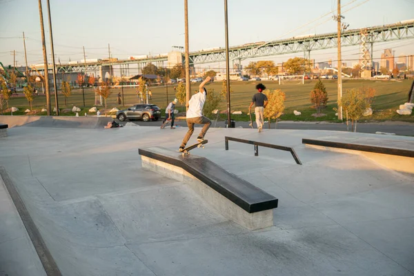 Detroit Michigan Usa 2019 Skater Und Biker Üben Tricks Bei — Stockfoto