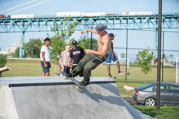 Detroit Michigan Usa 2019 Skater Üben Einem Sonnigen Tag Detroit — Stockfoto