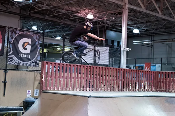 Royal Oak Michigan Usa 2020 Bikers Skaters Practice Tricks Modern — Stock Photo, Image