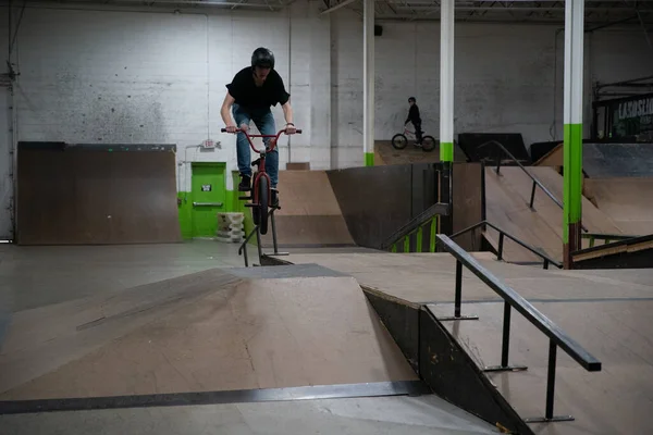 Royal Oak Michigan Usa Young Teenagers Bikers Skaters Practice Tricks — Stock Photo, Image