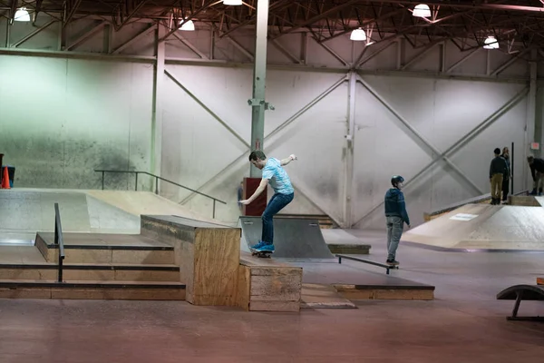 Detroit Michigan Usa 2019 Inline Bruslaři Skateboardisté Nacvičují Své Triky — Stock fotografie