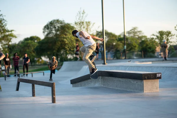 Detroit Michigan Usa 2019 Skater Üben Ihre Tricks Bei Sonnenuntergang — Stockfoto