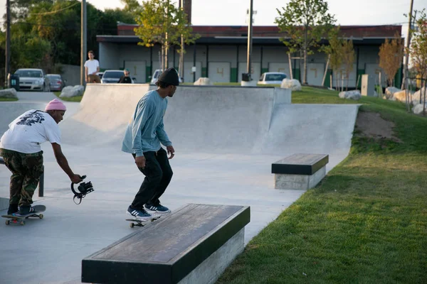 Detroit Michigan Estados Unidos 2019 Patinadores Ciclistas Practican Trucos Atardecer —  Fotos de Stock