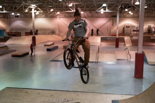 Royal Oak Michigan Verenigde Staten Jonge Tieners Bikers Skaters Oefenen — Stockfoto