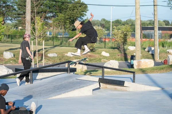 Detroit Michigan Usa 2019 Skaters Gyakorló Trükkök Napsütéses Nap Detroit — Stock Fotó