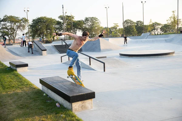 デトロイト ミシガン州 アメリカ 2019 デトロイトのスケートパークで日没のトリックを練習 — ストック写真