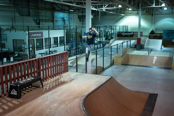 ロイヤルオーク ミシガン州 アメリカ 2019 スケーターやバイカーは スケートパーク内の屋内トリックを練習します — ストック写真