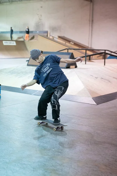 Royal Oak Michigan Usa Korcsolyázók Gyakorolják Trükkjeiket Modern Skate Parkban — Stock Fotó