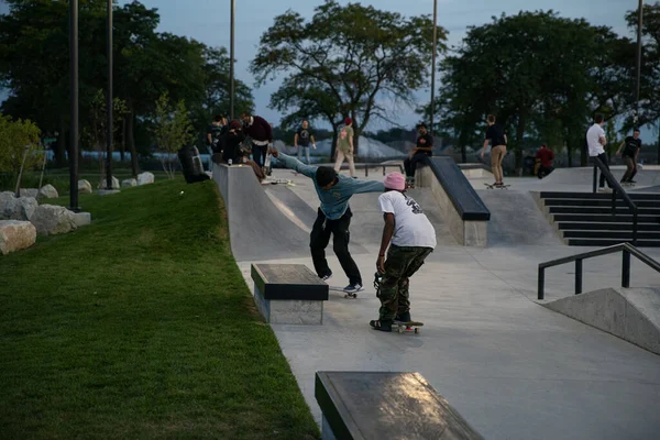 Detroit Michigan Usa 2019 Skaters Bikers Practice Tricks Dusk Detroit — Stock Photo, Image