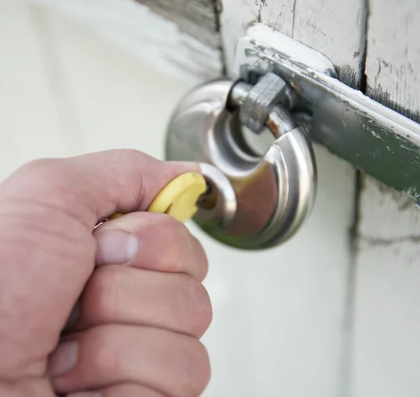 Mano Está Punto Abrir Una Puerta Secreta Con Una Llave —  Fotos de Stock