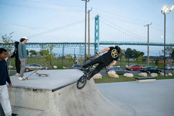 Detroit Michigan Usa 2019 Skaters Bikers Practice Trick Dusk Detroit — 스톡 사진