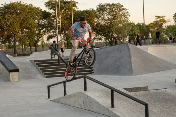 Detroit Michigan Usa 2019 Skater Üben Tricks Bei Sonnenuntergang Skatepark — Stockfoto