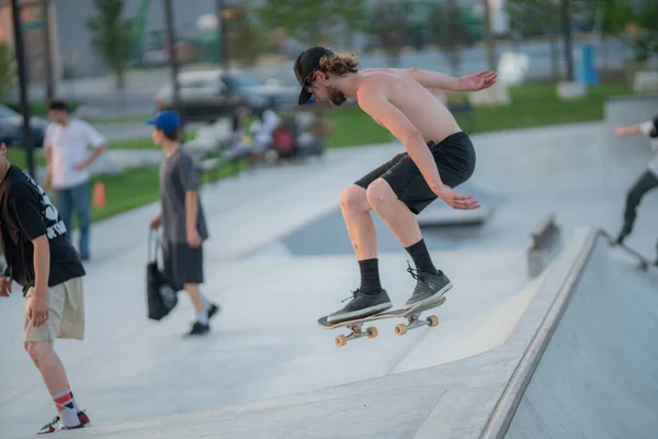 Detroit Michigan Usa 2019 Skatery Wykonujące Sztuczki Skateparku Detroit — Zdjęcie stockowe