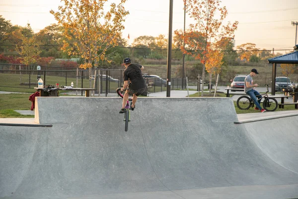 Detroit Michigan Usa 2019 Skaters Bikers Practice Tricks Sunset Detroit — стоковое фото