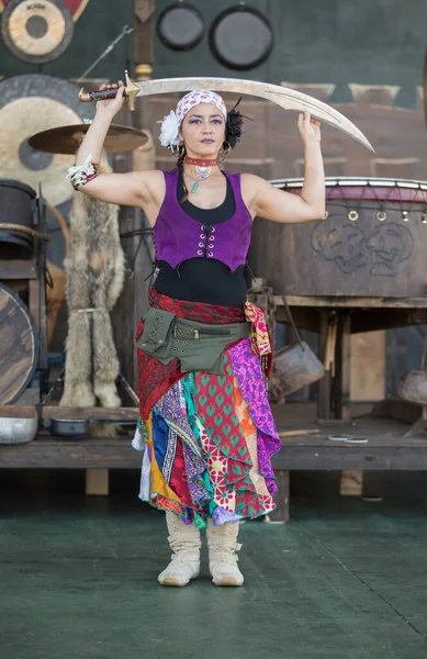 Mulher Realizando Dança Interpretativa Fundo Palco Madeira — Fotografia de Stock