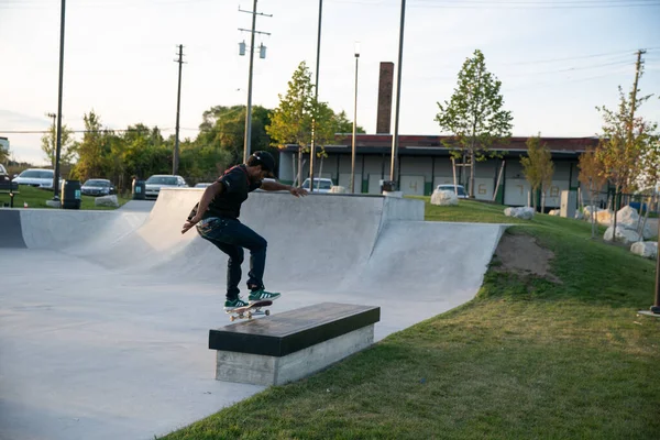 Detroit Michigan Usa 2019 Skaters Bikers Practice Tricks Dusk Detroit — Stock Photo, Image