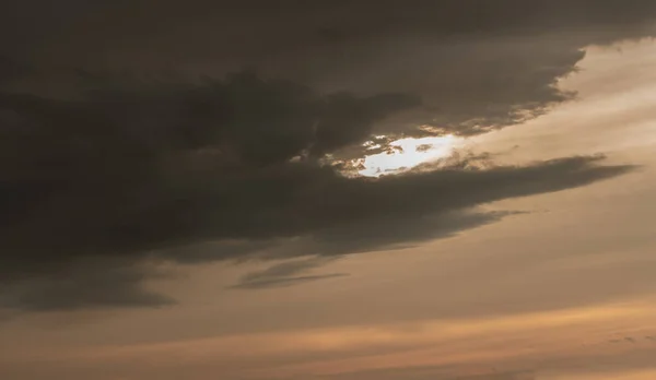 Nuvens Tempestade Movendo Pôr Sol Ardente — Fotografia de Stock