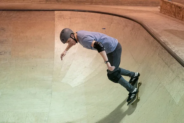 Royal Oak Michigan Usa Korcsolyázók Gyakorolják Trükkjeiket Modern Skate Parkban — Stock Fotó