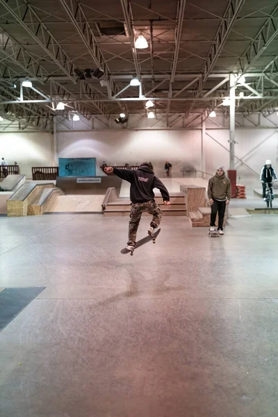 2020年2月25日アメリカ ミシガン州ロイヤルオーク オープンスケートセッション中にモダンスケートパークでバイカーやスケーターがトリックを練習 — ストック写真