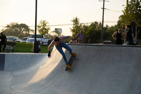 Detroit Michigan Usa 2019 Łyżwiarze Ćwiczą Sztuczki Zachodzie Słońca Skateparku — Zdjęcie stockowe