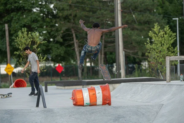 디트로이트 2019 디트로이트 시내의 스케이트보드 위에서 묘기를 부리는 스케이트 선수들 — 스톡 사진