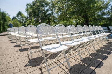 Etkinliğinizde boş sandalyeler sizi bekliyor.